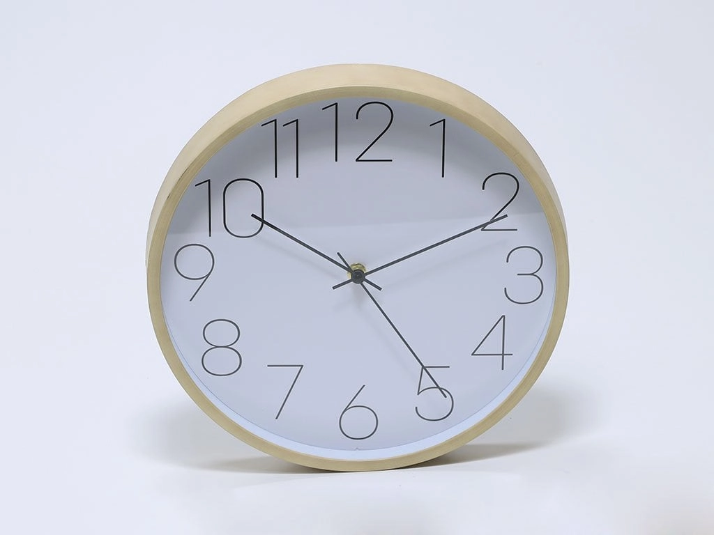Wall clock with large numbers  Ø