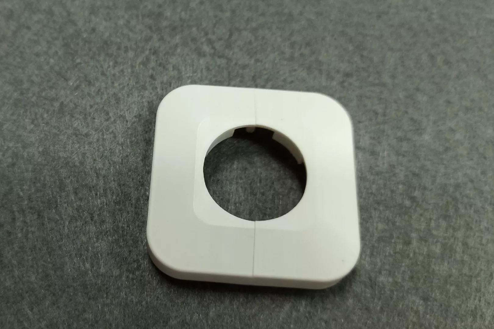 White divided rosette FI25 (plastic) ZAL0119