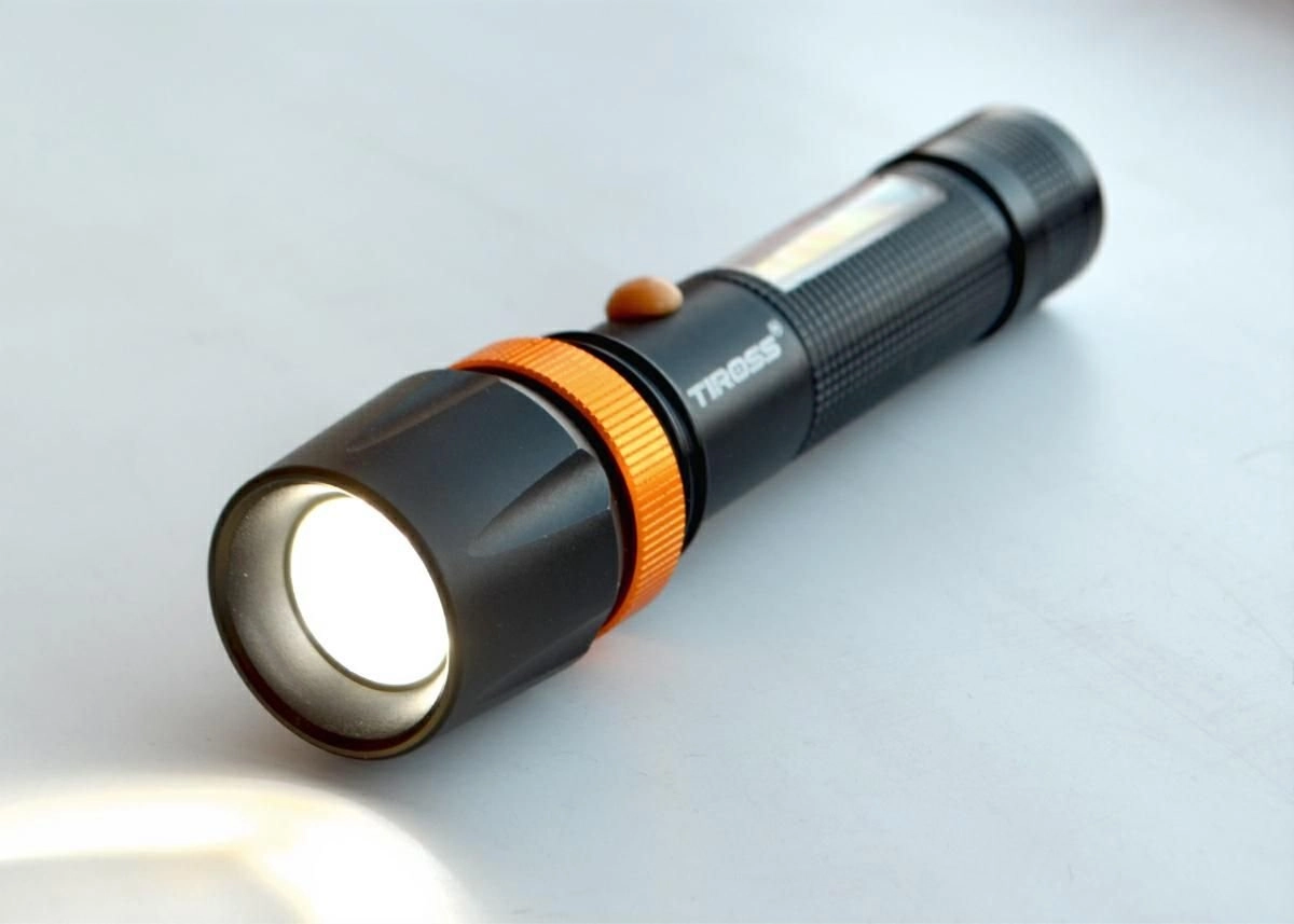 Tiross flashlight TIROSS RECHARGABLE TORCH CREE