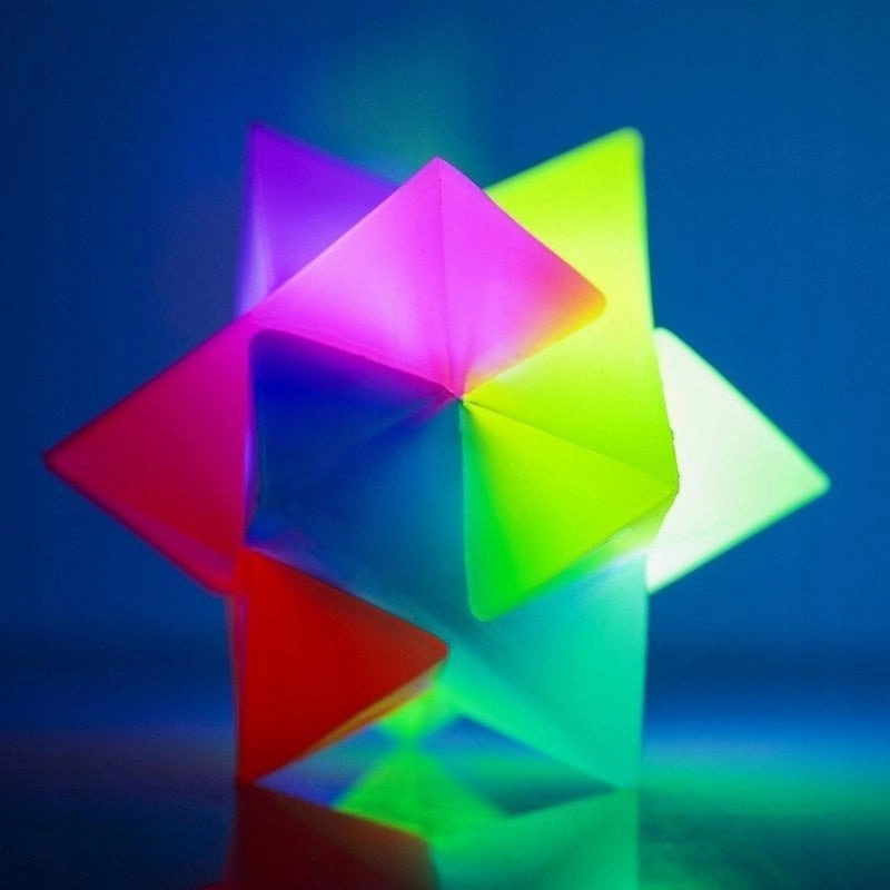 Glowing bouncing 3D star 5038728130391