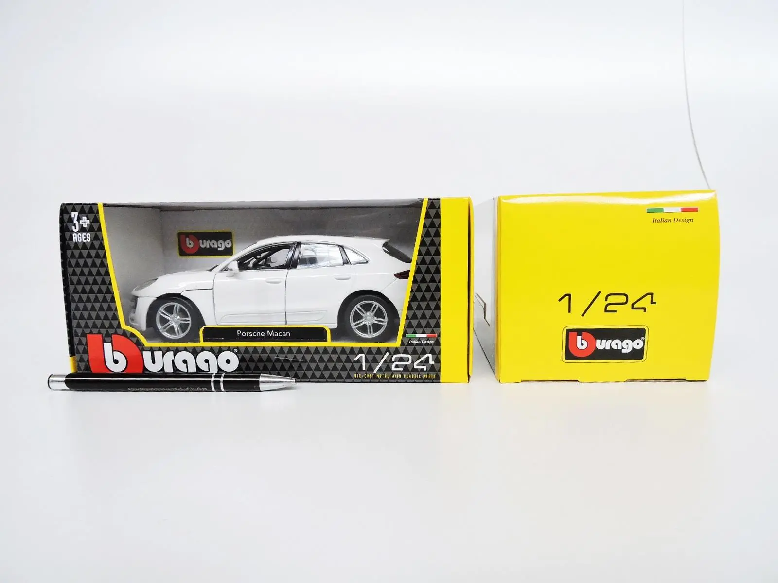 Bburago Porsche Macan White 1:24 BBURAGO