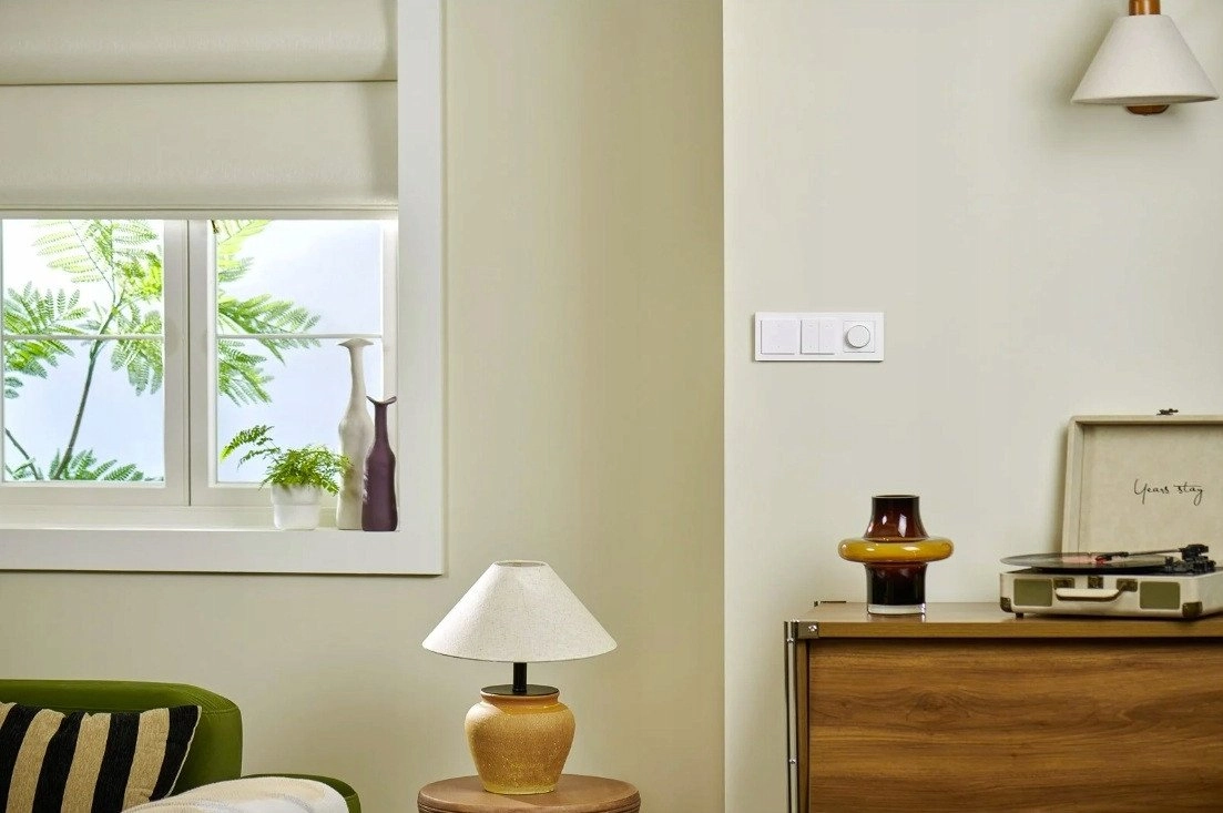 SMART SWITCH FRAME H2 (3-GANG)/GRAY FE-X02D-G