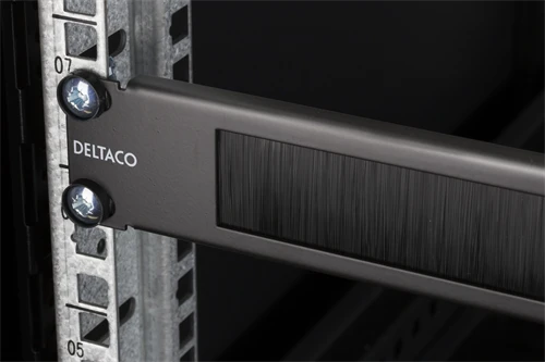 DELTACO 19" cable panel with brush