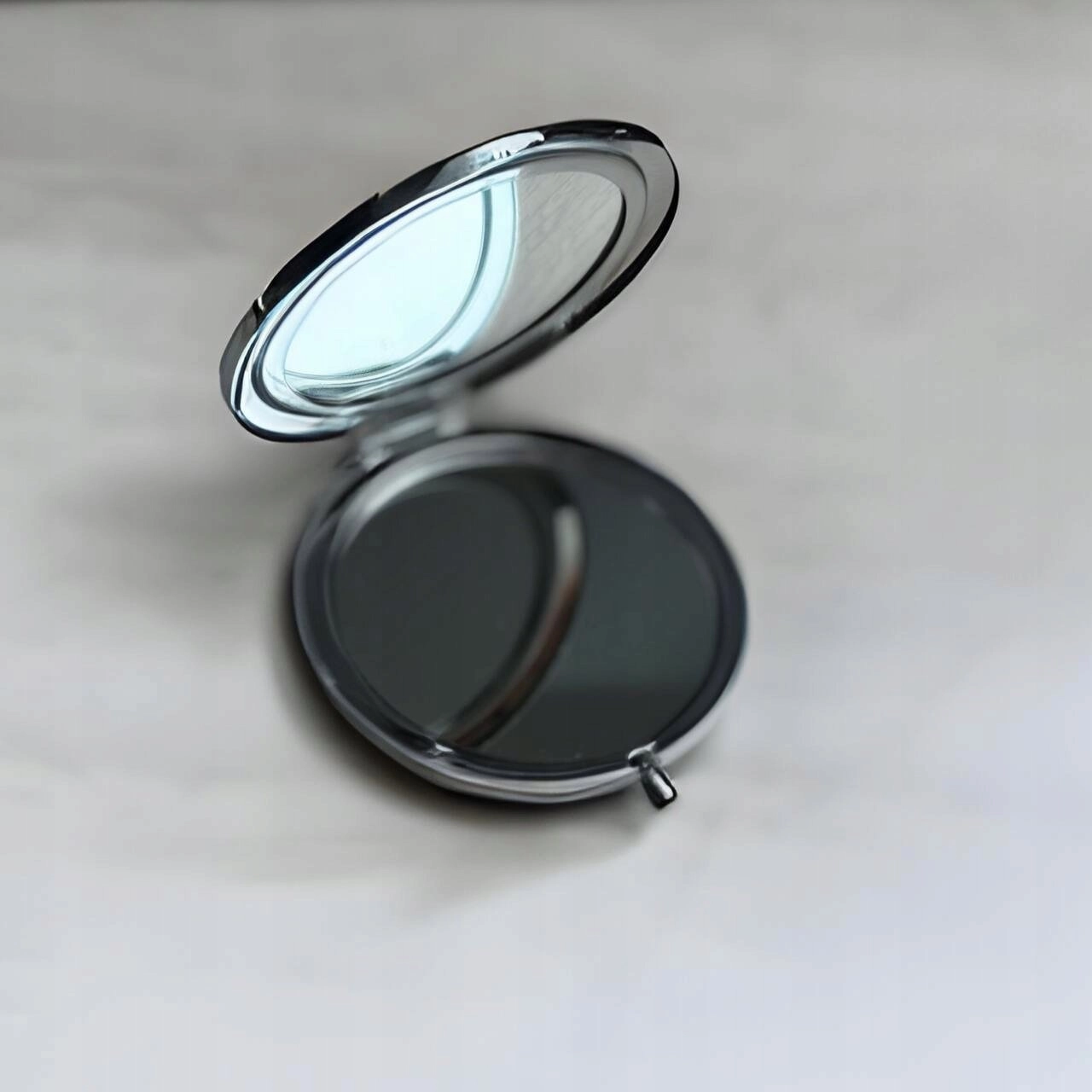 Round pocket mirror - Brave woman