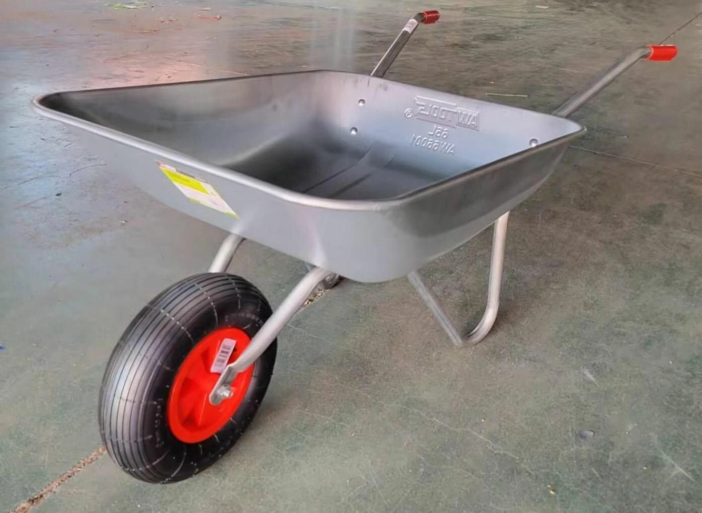 AWTOOLS TACZKA OGRODOWA 65L KOŁO PLASTIKOWE